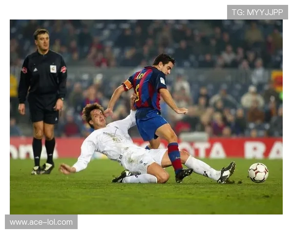 足球巨星魅力全开个人海报高清展现，感受球场风采与荣耀时刻