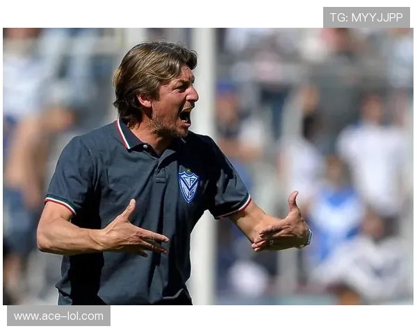 足球明星佩戴耳环彰显个性时尚风采引领潮流趋势